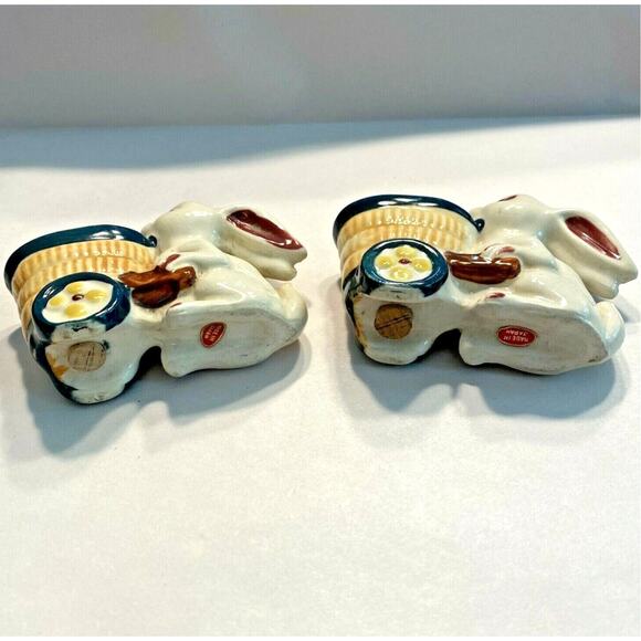 Salt & Pepper Shakers Set Bunny Rabbits Pushing Baskets Vintage Anthropomorphic - Picture 4 of 9